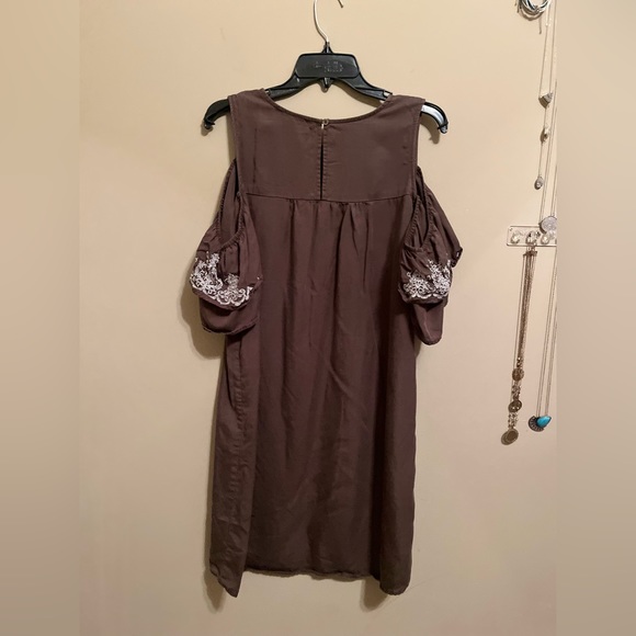 Signature Studio Cut Out Sleeve Dress - Picture 5 of 5